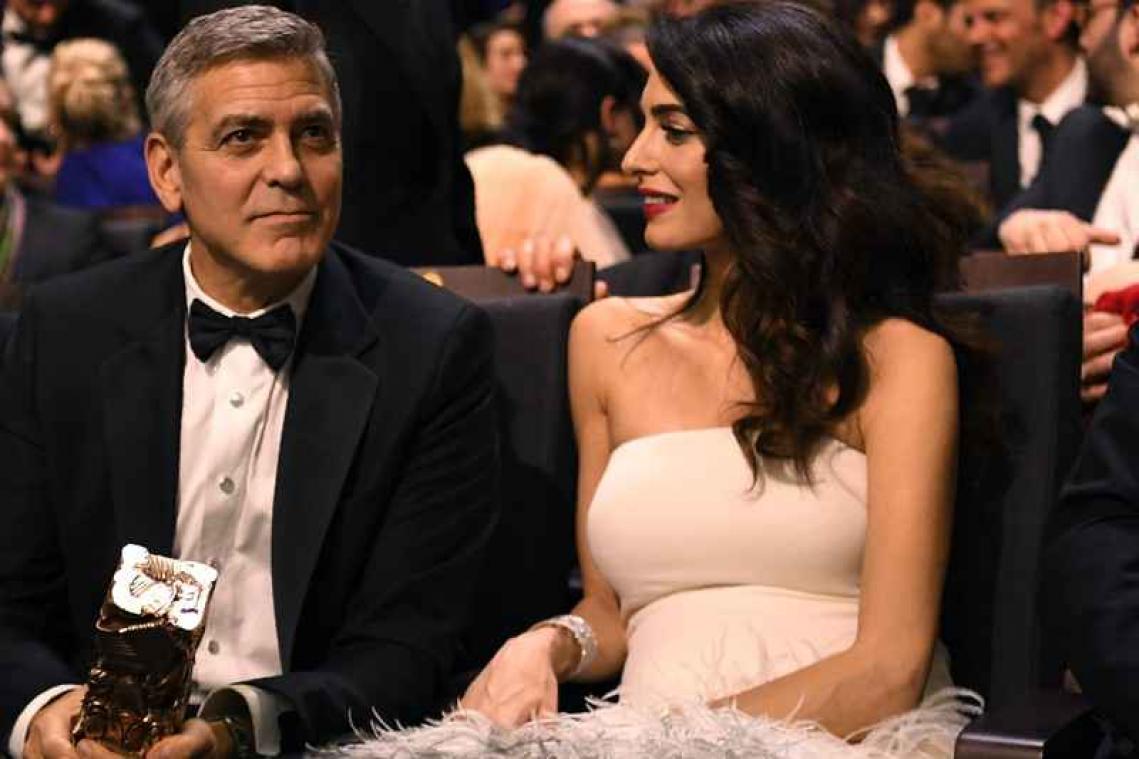 George Clooney mist awarduitreiking door hoogzwangere vrouw