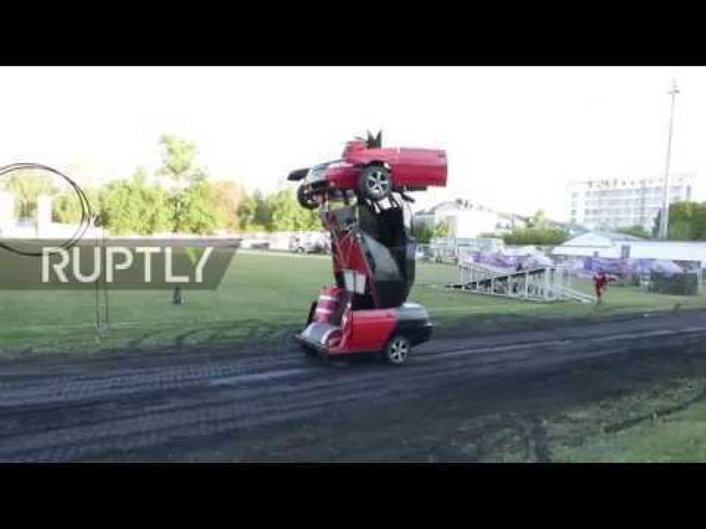 VIDEO. Vader en zoon maken Transformers-wagen van oude auto