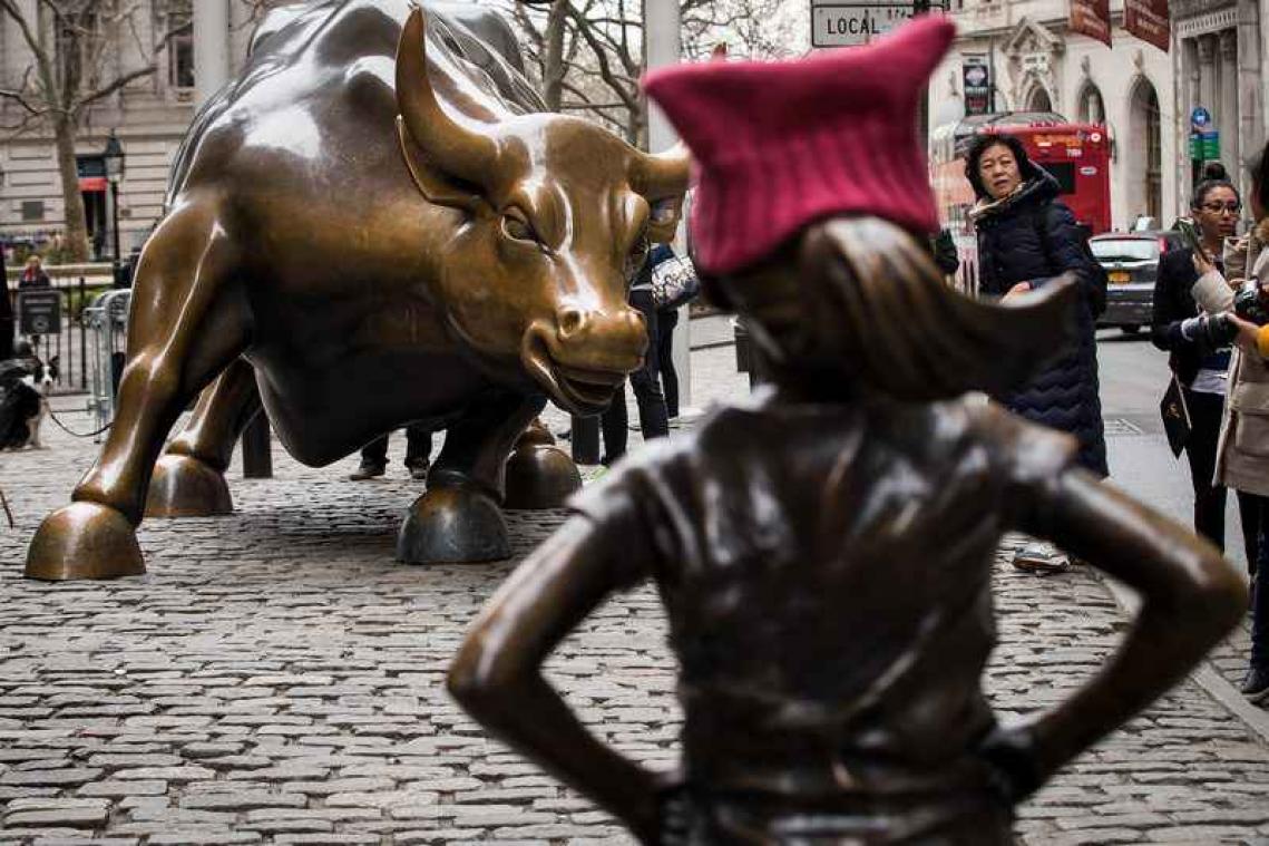 Plassende hond vervoegt 'Charging Bull' op Wall Street