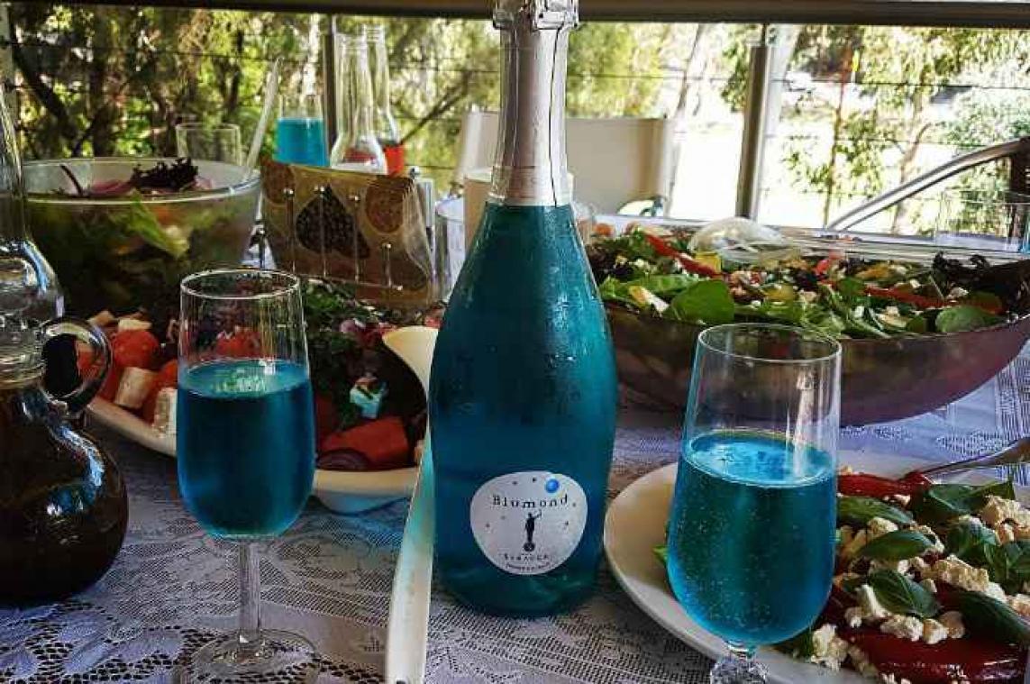Blauwe prosecco is de nieuwe zomerdrank