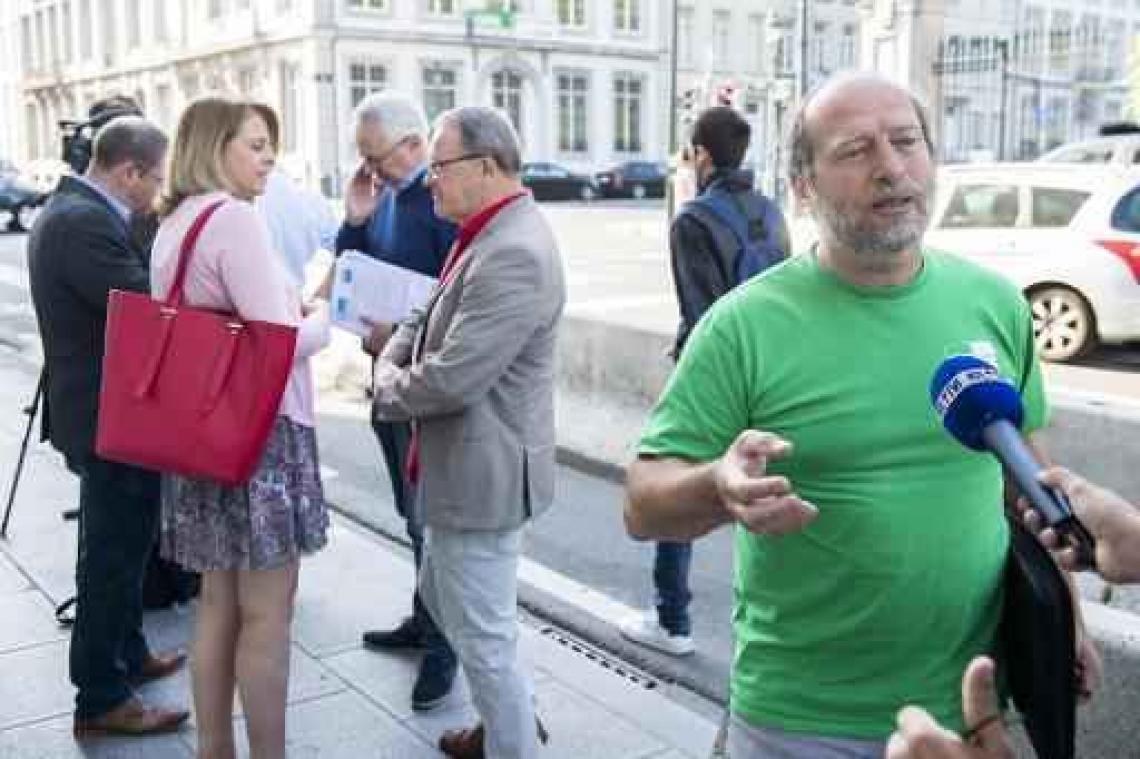 Betoging non-profit - Duizendtal vakbondsmilitanten verzameld aan Wetstraat