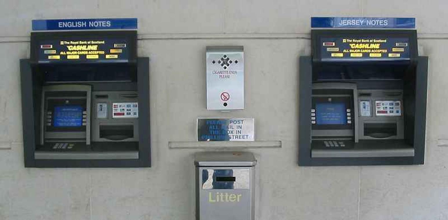 Poging om bankautomaat te beroven gaat in vlammen op