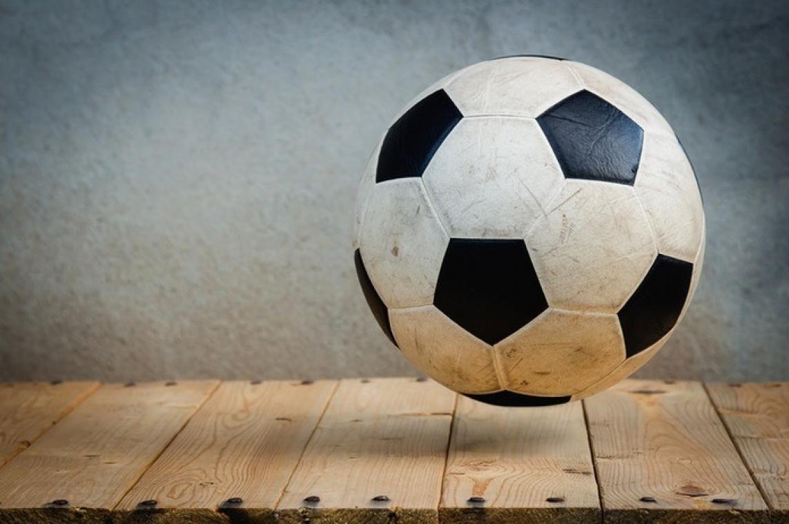 VIDEO. Non en agent spelen samen voetbal