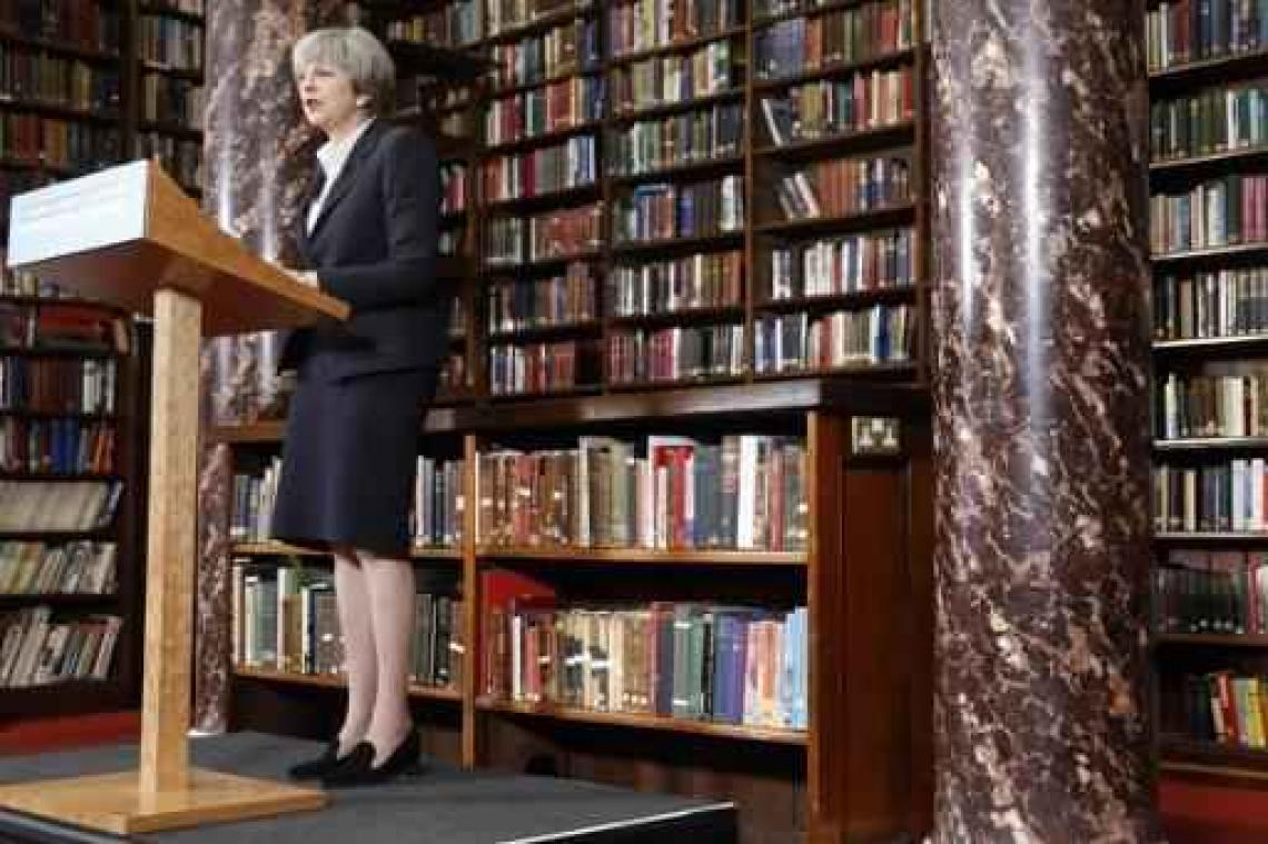 Theresa May trekt kiescampagne weer op gang na aanslag