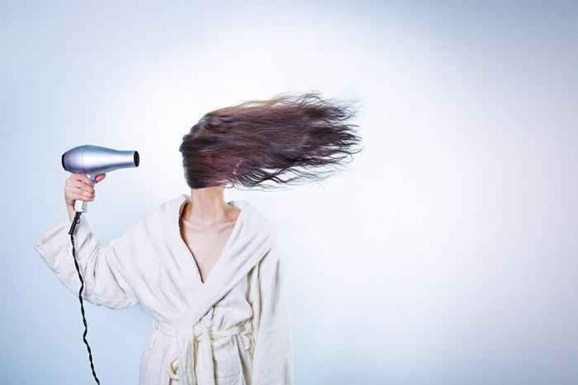 VIDEO. Vrouw gaat strijd tegen hardrijders aan met haardroger