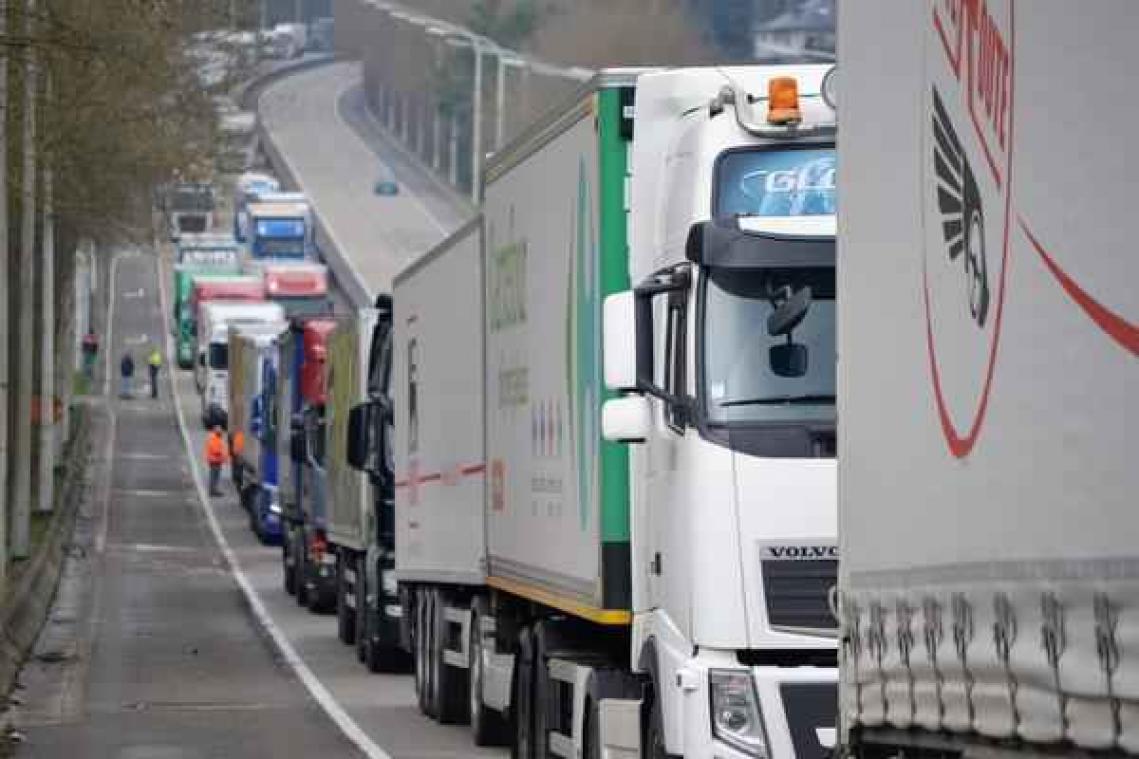 Vrachtwagens die gekoppeld rijden besparen tot vijf procent