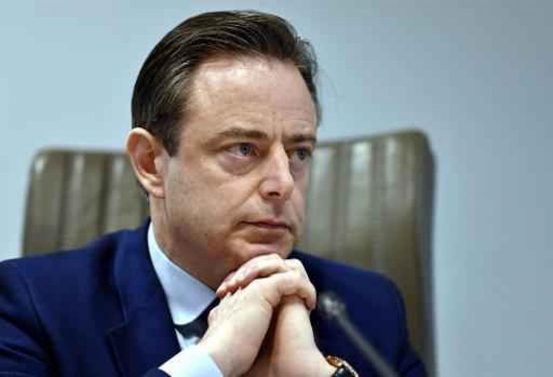 Verdacht poeder bij De Wever - Poeder blijkt ongevaarlijk, onderzoek naar afzender loopt