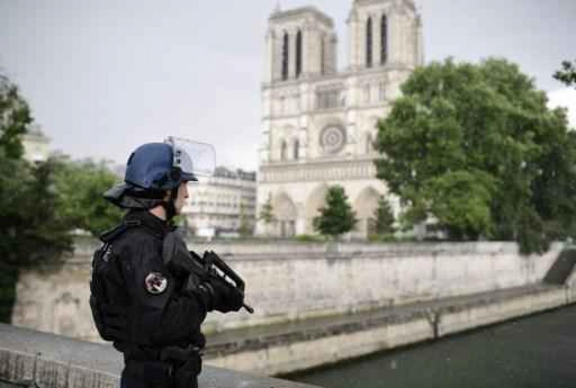 Schietpartij Notre Dame Parijs - Dader ondervraagd, politieagent heeft ziekenhuis verlaten