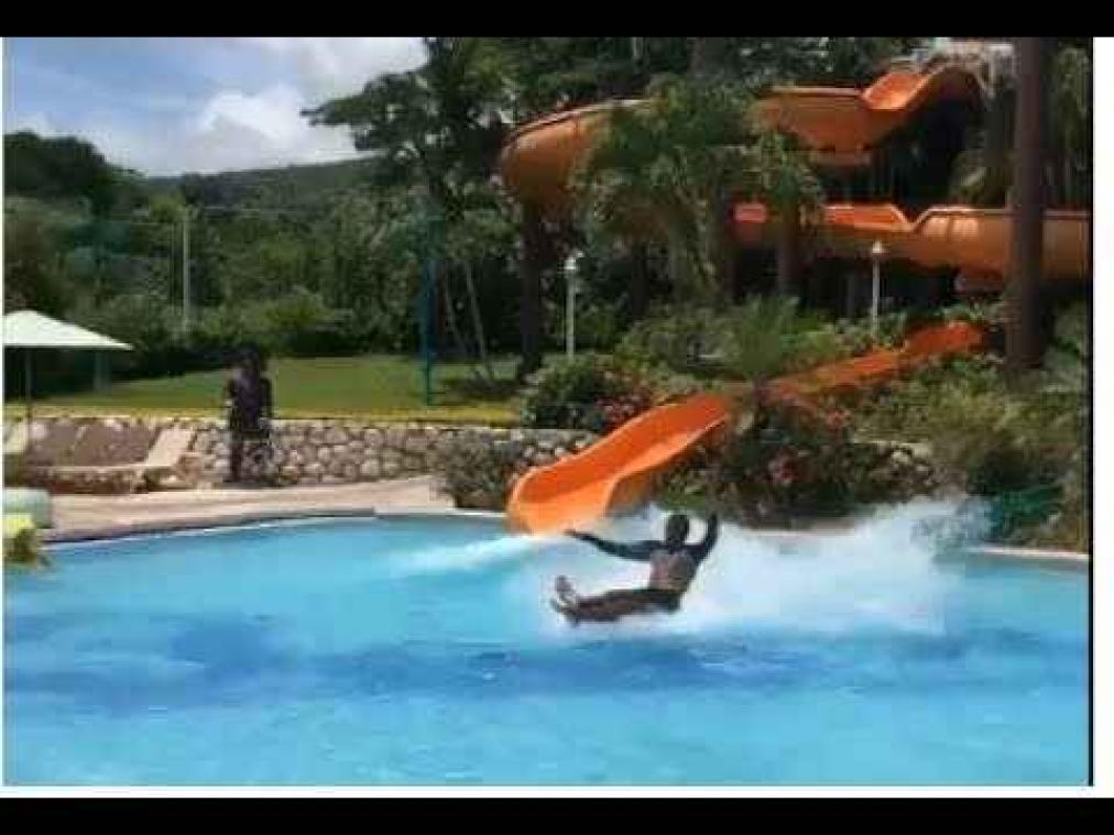 VIDEO. Man landt op spectaculaire manier uit waterglijbaan