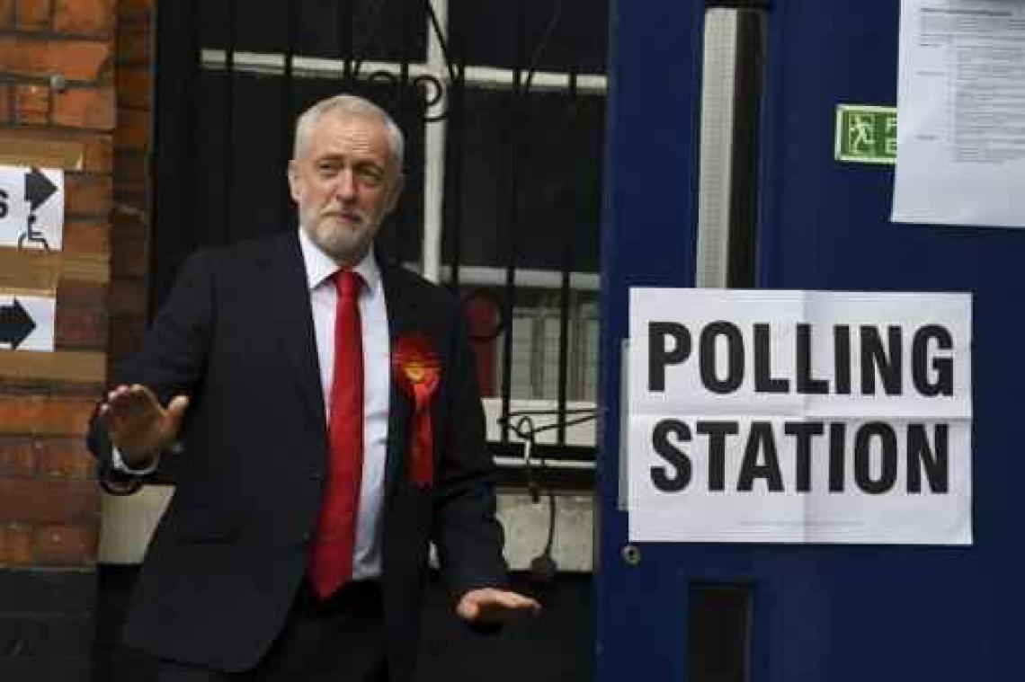 Ook oppositieleider Corbyn geeft stem af