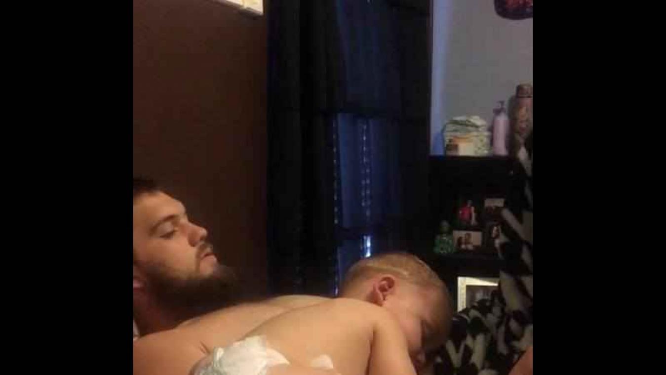 VIDEO. Baby is klaarwakker wanneer hij zijn favoriete liedje hoort