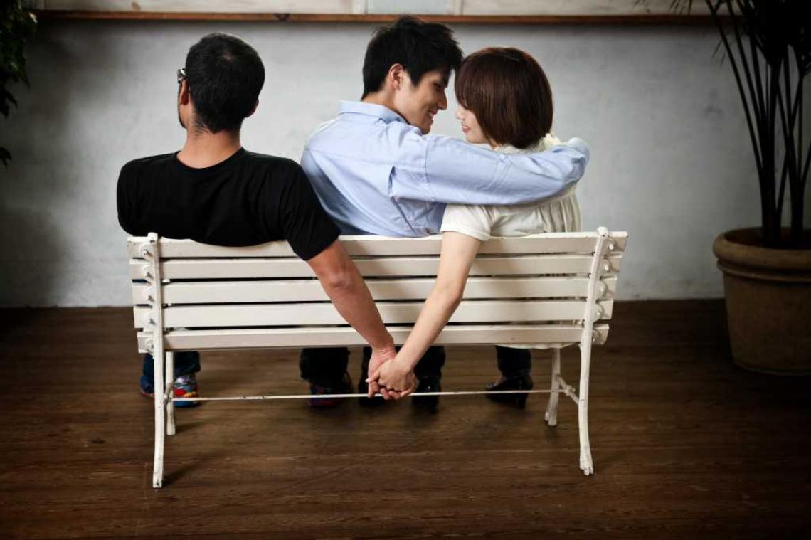 Je bent sneller geneigd om je partner te bedriegen als je minder verdient