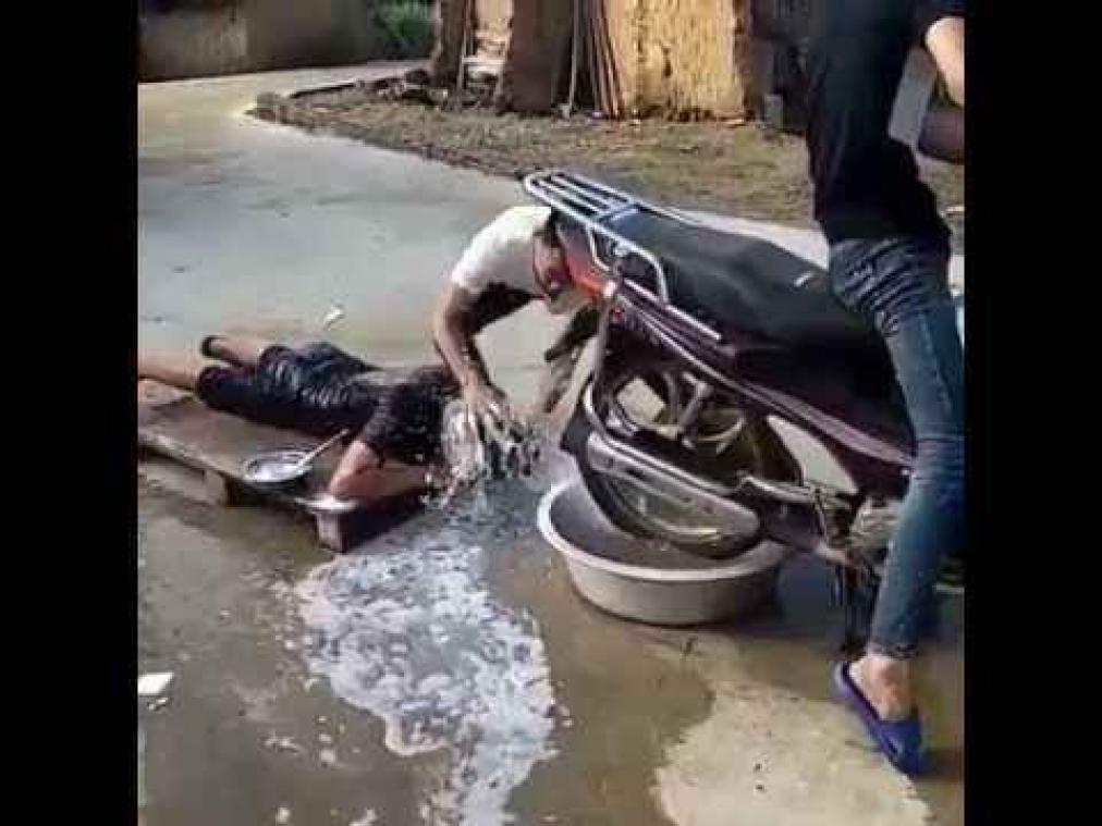VIDEO. Chinese vrienden gebruiken brommer als kapsalon