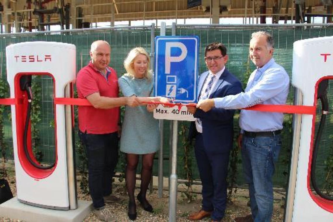Tesla opent eerste snellaadstation in België op zonne-energie