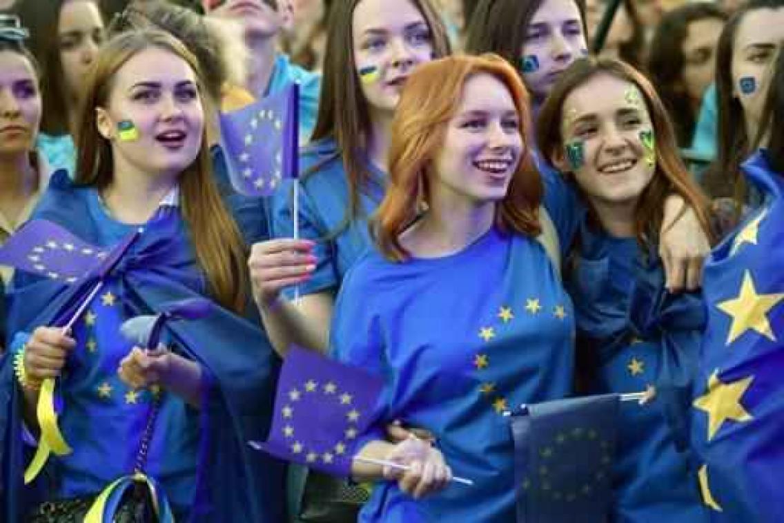 Oekraïeners vieren afschaffing visum naar Europa