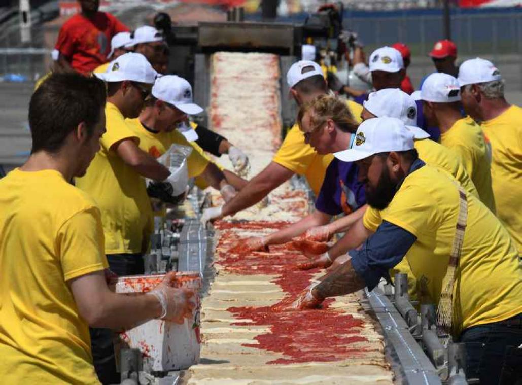 's Werelds langste pizza meet bijna twee kilometer