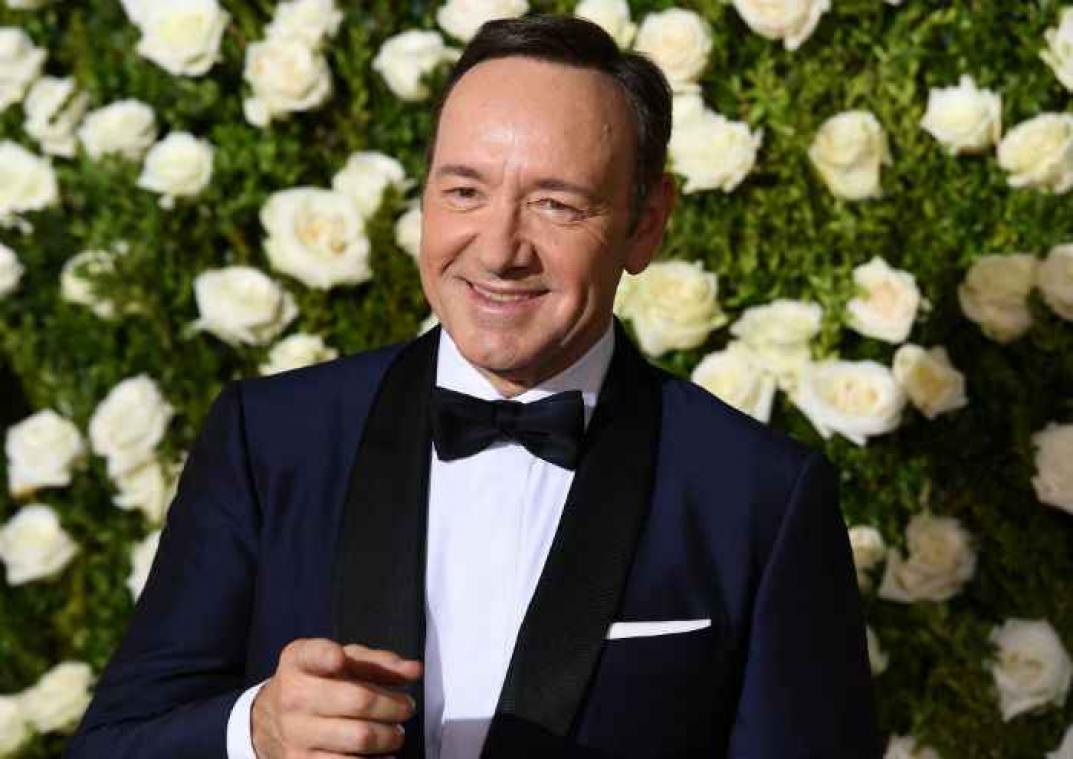Kevin Spacey zingt verkleed als vrouw tijdens Tony Awards