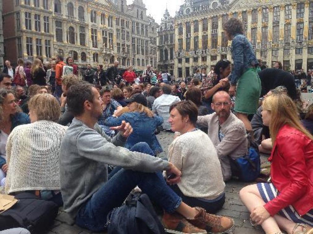 Honderdtal Brusselaars protesteren met sit-in tegen Brusselse beleid