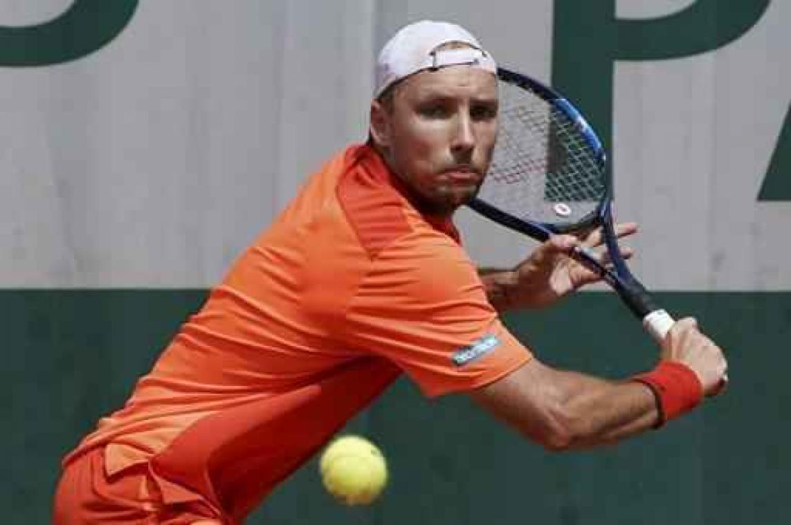 Steve Darcis ligt uit dubbelspel in Rosmalen