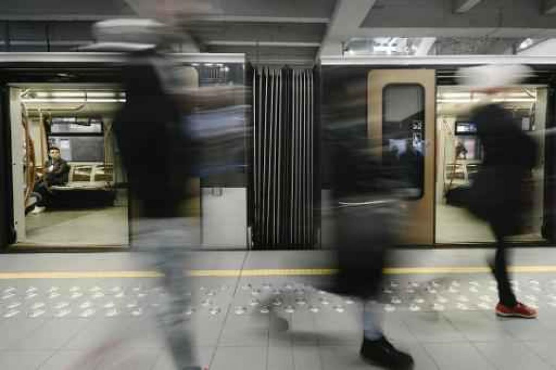 Pascal Smet schrapt hoofddoekenverbod in winkels Brusselse metro