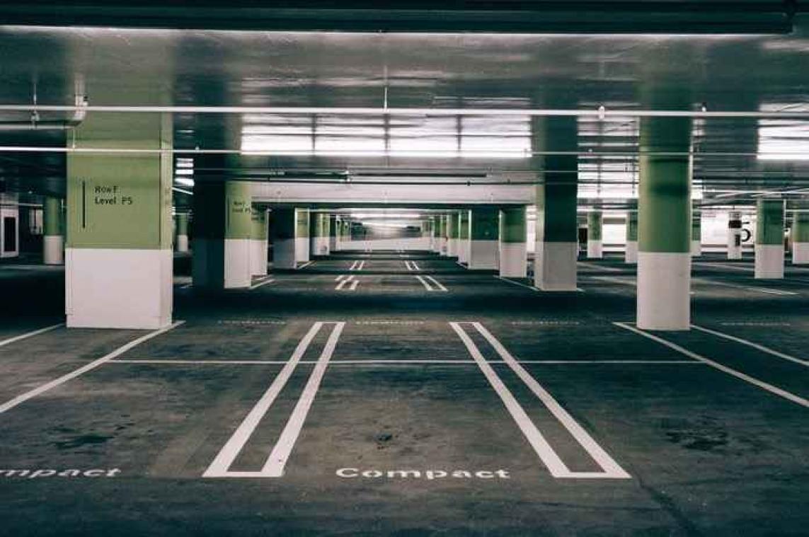 Man plaatst grappige boodschap over parkeren op auto's