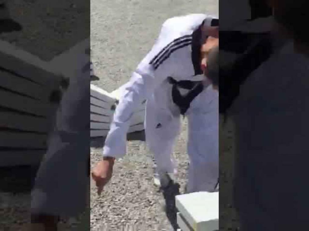 VIDEO. Bosnische tiener breekt 90 stenen met zijn hoofd