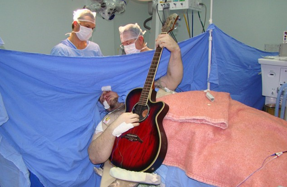Braziliaanse man speelt gitaar tijdens hersenoperatie