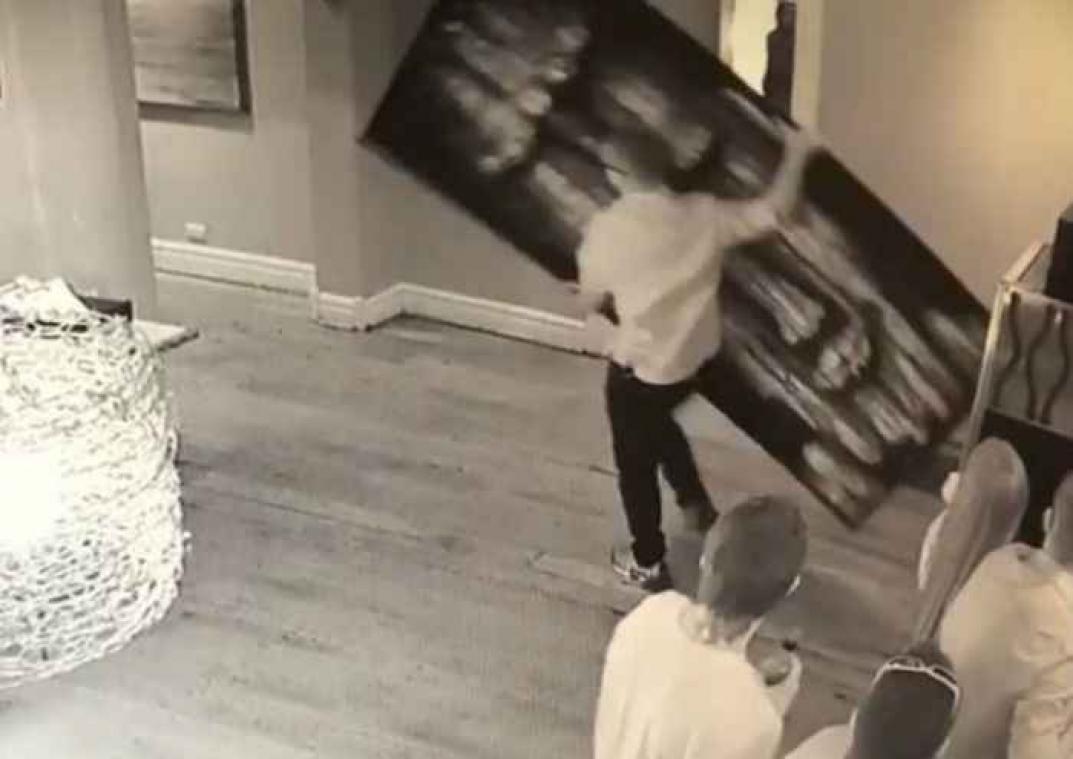 Man loopt op klaarlichte dag weg met schilderij van 30 kilo