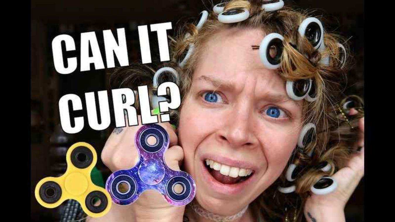 VIDEO. YouTube-ster probeert haren te krullen met fidget spinners