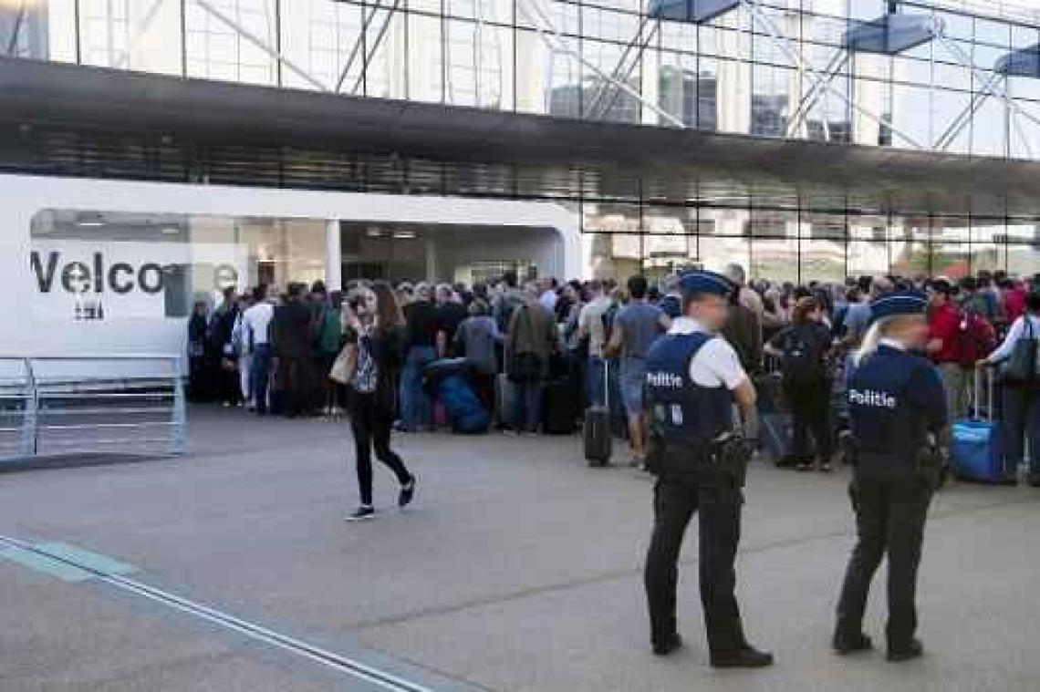 Stroompanne Brussels Airport - Driehonderdtal mensen wacht om luchthavengebouw binnen te gaan