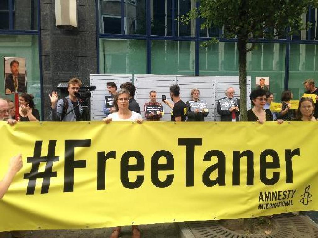 Amnesty International-voorzitters laten zich in boeien slaan aan Turkse ambassade