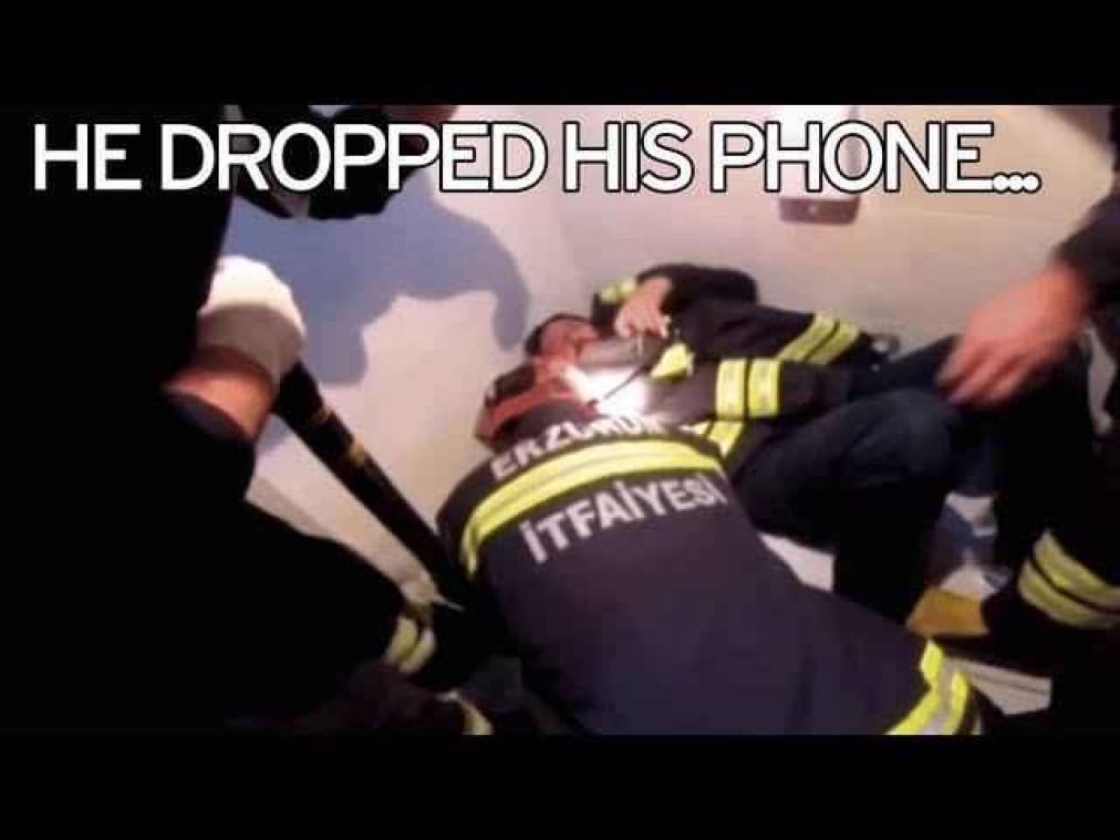 VIDEO. Man wil gsm uit toilet halen, maar komt met arm vast te zitten