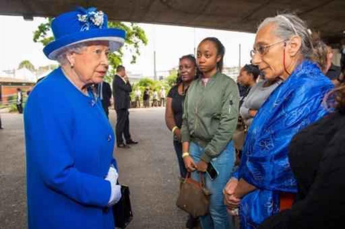 Britse koningin en prins William bezoeken opvangcentrum na appartementsbrand Londen