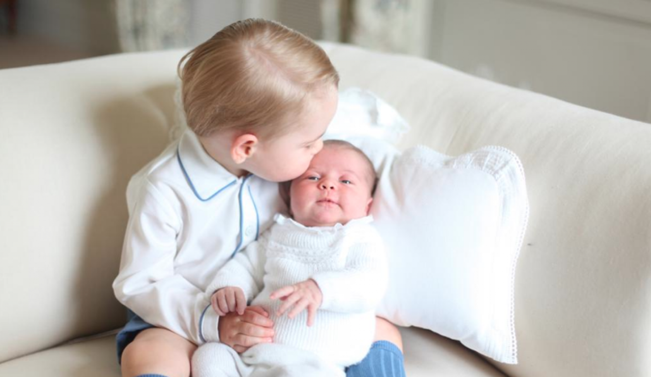Eerste foto's van prins George met zusje Charlotte