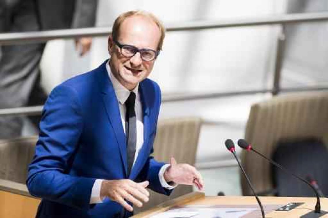 Veiling praatpalen levert bijna 25.000 euro op voor goede doel