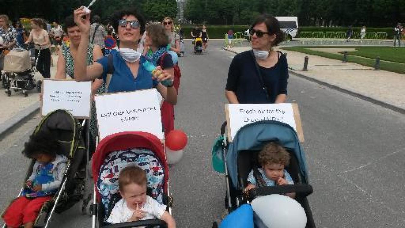 Driehonderdtal mensen eist aandacht voor luchtvervuiling met Buggyparade in Brussel