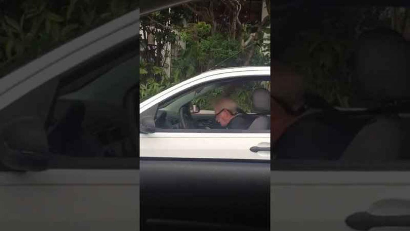 VIDEO. Bejaarde man headbangt op Metallica