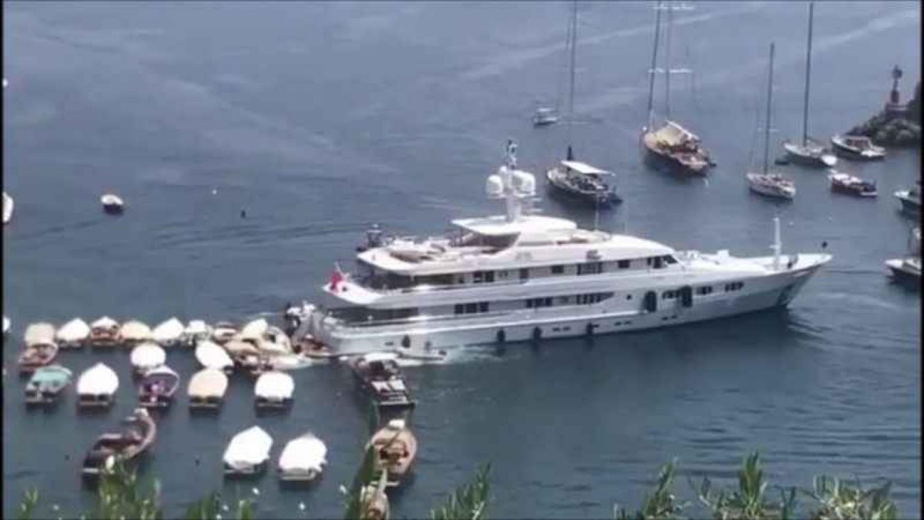 VIDEO. Peperduur superjacht vernielt enkele plezierbootjes