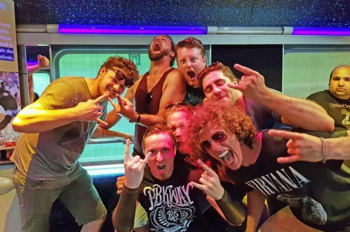 Metro maakte een ritje in de festivaltrein: &quot;Drie danseressen, een draaitafel en chillzone: mijn dag kan niet meer stuk&quot;