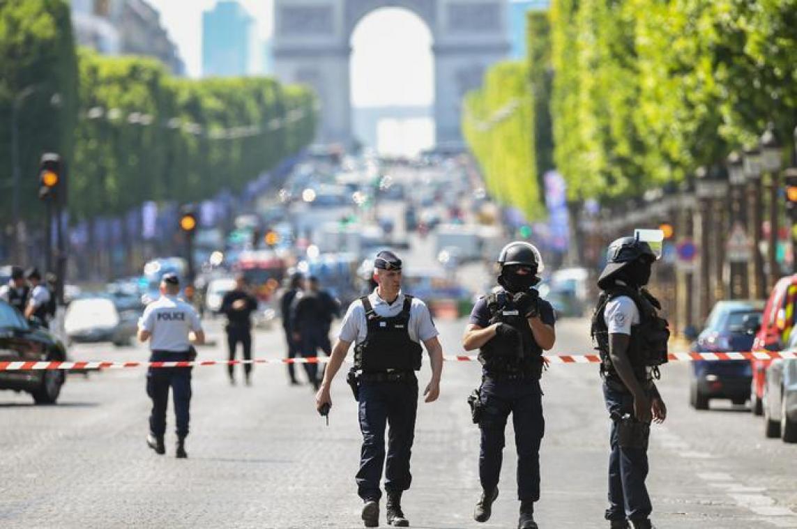 Man ramt politiewagen op Champs-Elysées