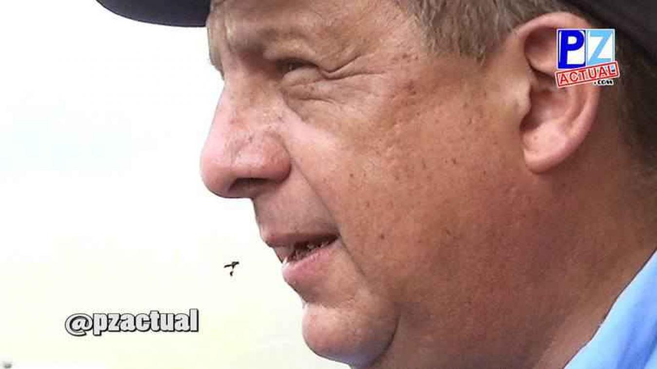 President eet wesp op tijdens interview