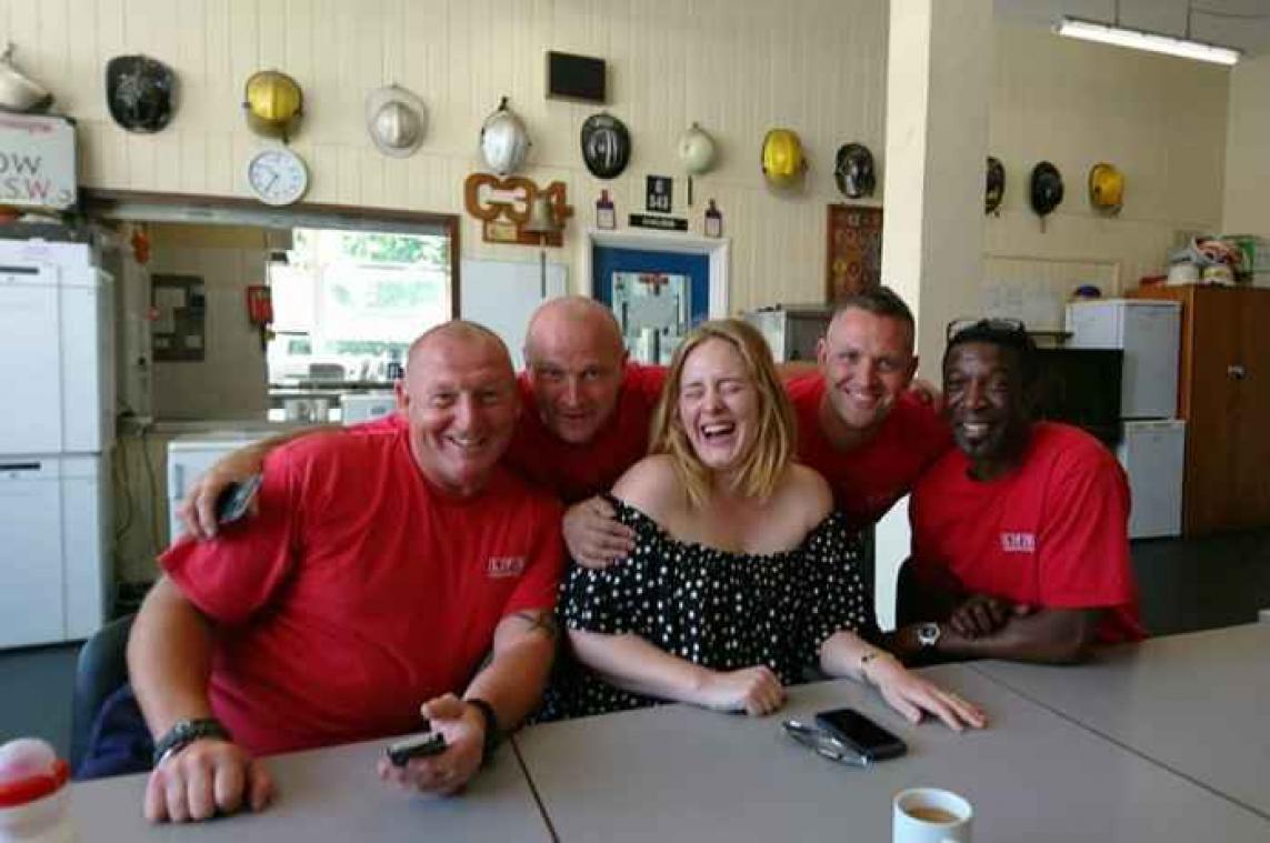 Adele op visite bij Londense brandweer