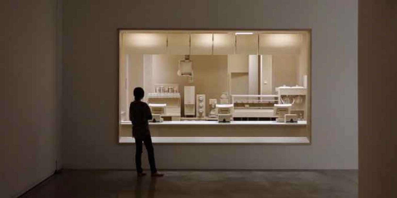 Roxy Paine snijdt een exacte replica van hamburgerrestaurant uit hout