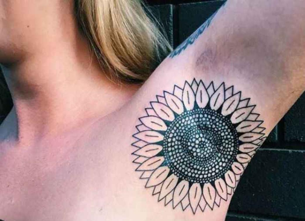 IN BEELD. De okseltattoo: een hippe, maar pijnlijke hype