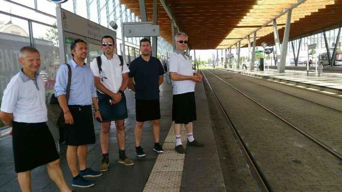 Franse buschauffeurs dragen massaal rokjes