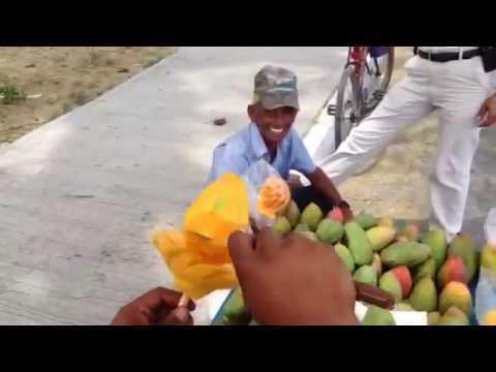 Man snijdt mango op indrukwekkende wijze