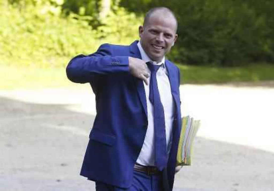 Francken trekt zeven verblijfskaarten van criminele vreemdelingen in