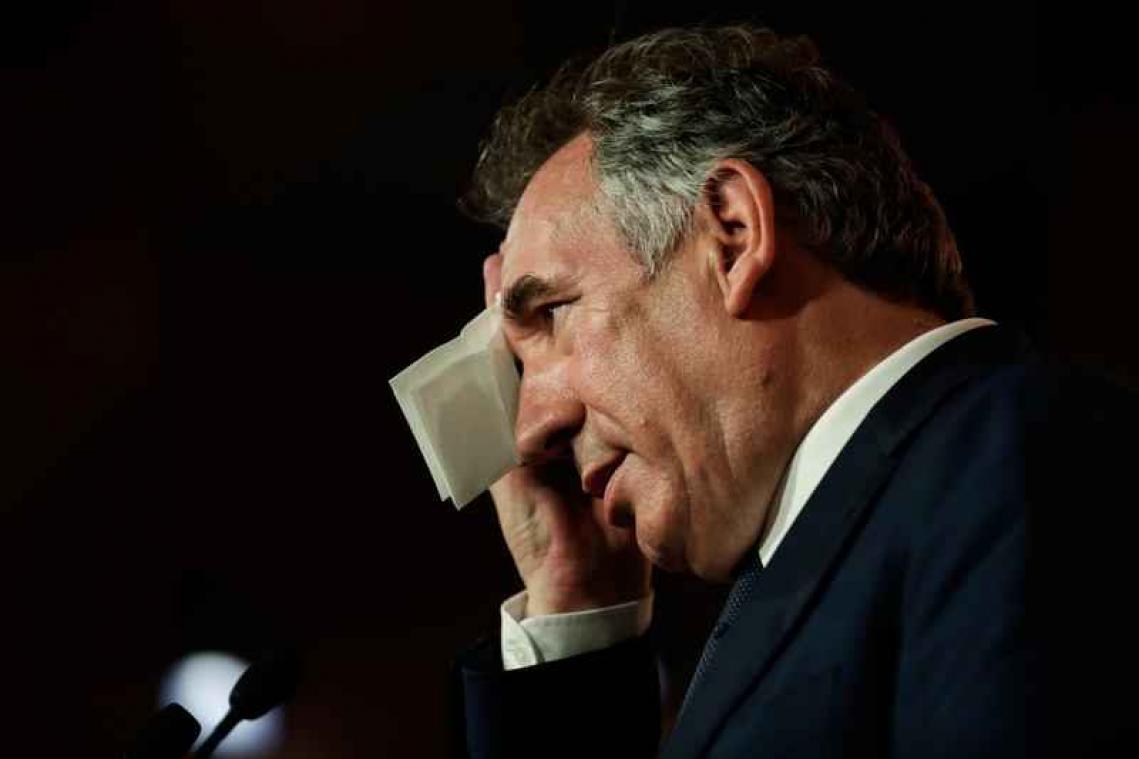 Macron moet prille regering al meteen herschikken