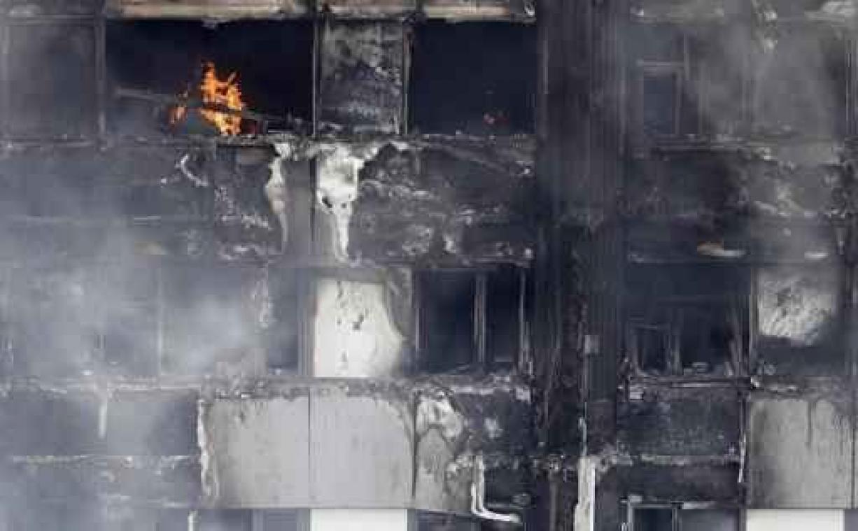 Brand appartementsgebouw Londen - 600 Britse woontorens hebben zelfde brandbare gevelbekleding als Grenfell