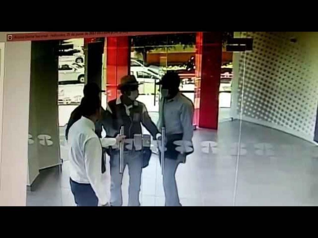 VIDEO. Bewakingsagent verijdelt bankoveral op heel simpele manier